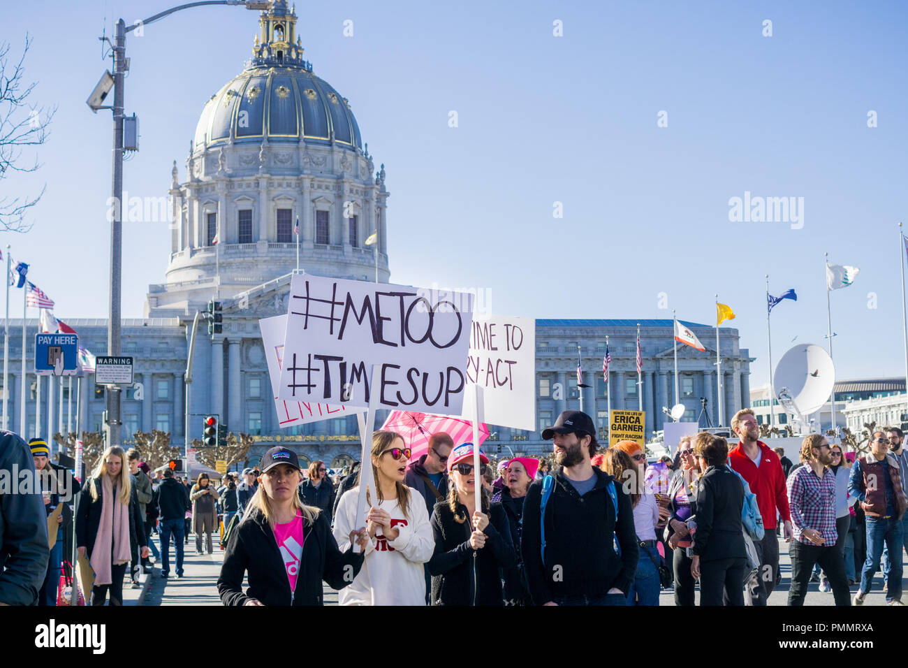 Gennaio 20, 2018 San Francisco / CA / STATI UNITI D'AMERICA - Donne marzo manifestanti; #metoo e #timesup slogan scritto su un segno al rally tenutasi a San Francisco Foto Stock