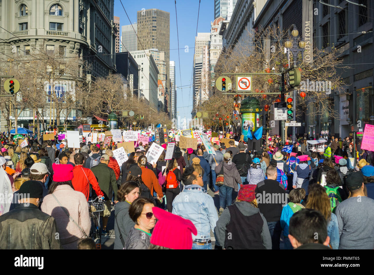 Gennaio 20, 2018 San Francisco / CA / STATI UNITI D'AMERICA - Donne Marzo; persone che trasportano varie segno marzo su Market street nel centro cittadino Foto Stock