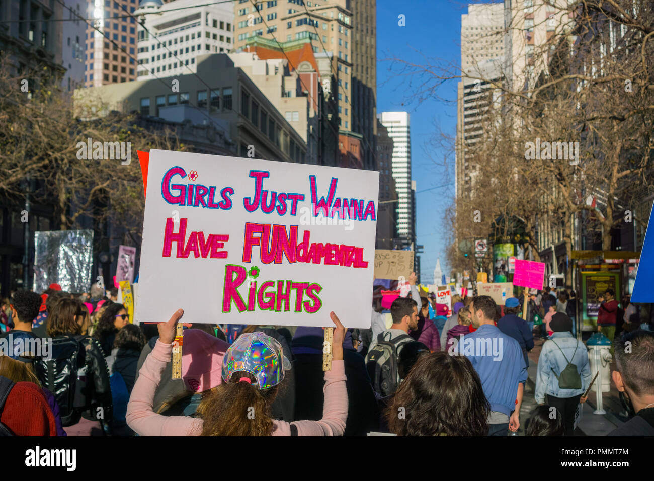 Gennaio 20, 2018 San Francisco / CA / STATI UNITI D'AMERICA - segno originale portato da uno dei partecipanti alle donne di marzo; folle di persone in background Foto Stock