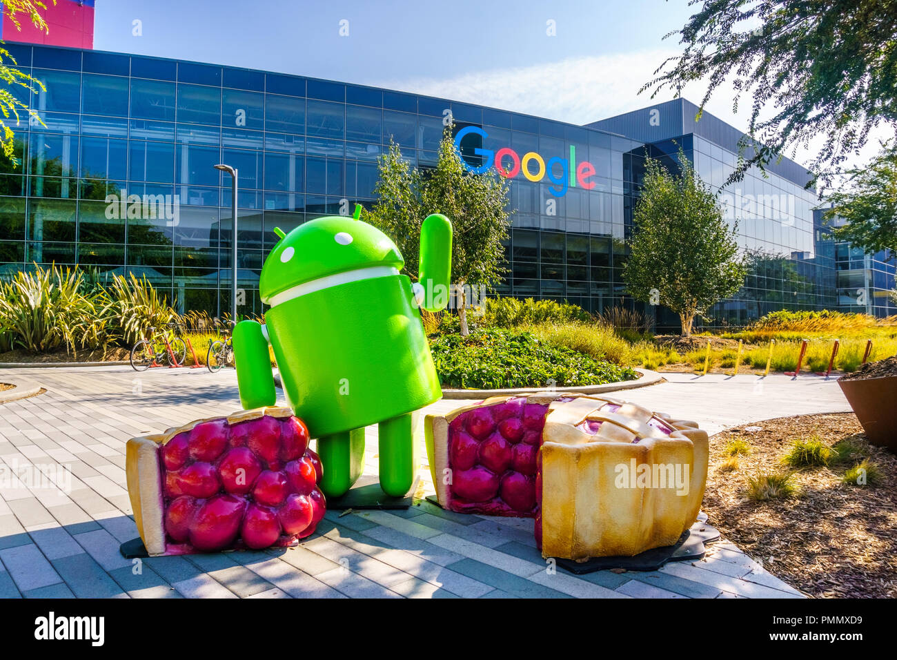 Agosto 19, 2018 Mountain View / CA / STATI UNITI D'AMERICA - Android Pie scultura si trova presso l'entrata di Googleplex nella Silicon Valley; San Francisco Bay Area Foto Stock