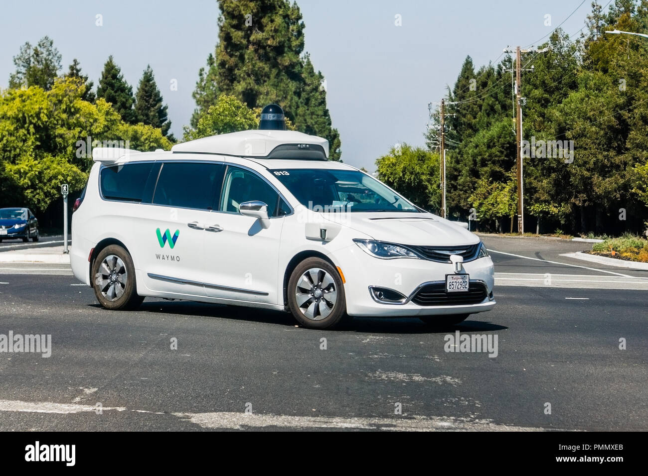 6 settembre 2018 Mountain View / CA / STATI UNITI D'AMERICA - Waymo auto auto pilotaggio effettuando test su una strada vicino a Google presso la sede centrale, Silicon Valley Foto Stock