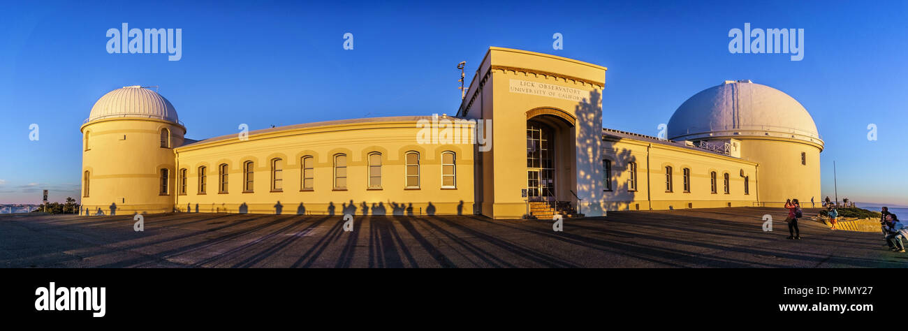 8 settembre 2018 San Jose / CA / STATI UNITI D'AMERICA - vista al tramonto della facciata di leccare osservatorio; i visitatori' ombre proiettate sulle sue pareti; San Jose, California Foto Stock