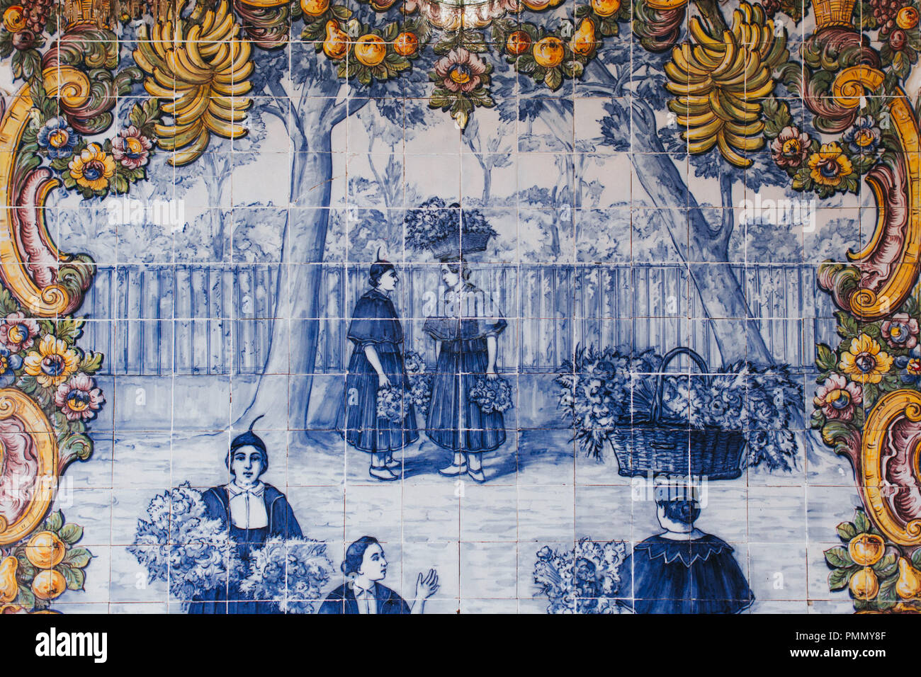 Due toni di blu e bianco tradizionale dipinto a mano le piastrelle di ceramica che mostra le storie e i disegni all'aperto sulla strada a Funchal Madeira Foto Stock