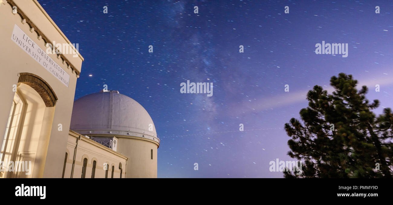 Vista notturna del centro storico di leccare osservatorio; il cielo stellato e la Via Lattea visibile in background; San Jose, California; lunga esposizione Foto Stock