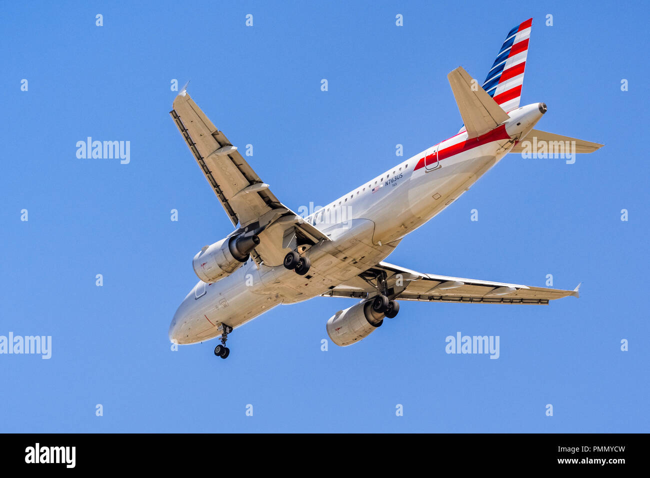 Settembre 11, 2018 San Jose / CA / USA - Volare American Airlines gli aeromobili in avvicinamento Norman Y. Mineta San Jose International Airport Foto Stock