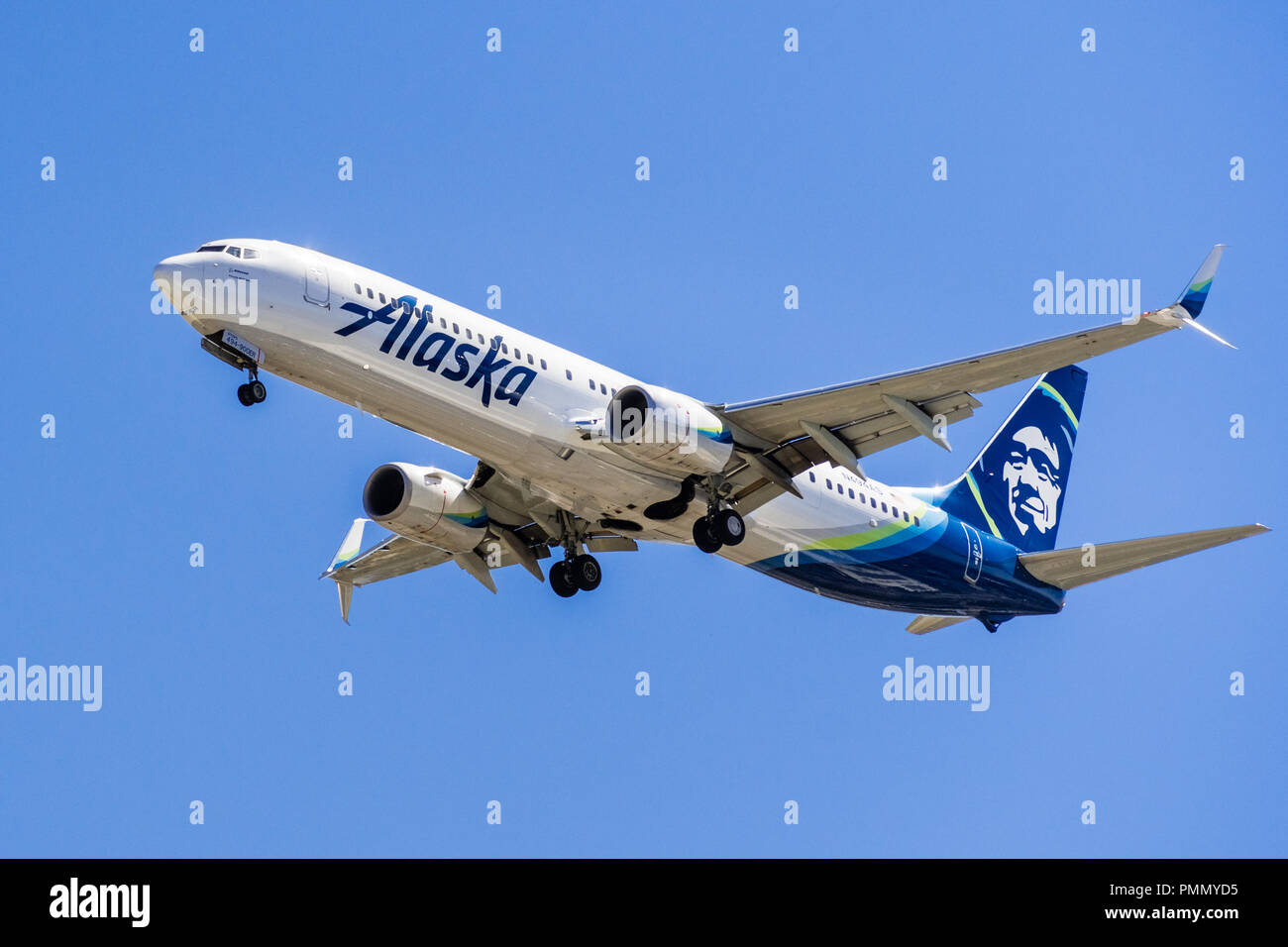 Settembre 11, 2018 San Jose / CA / USA - Alaska Airlines aeromobili battenti avvicinando Norman Y. Mineta San Jose International Airport Foto Stock