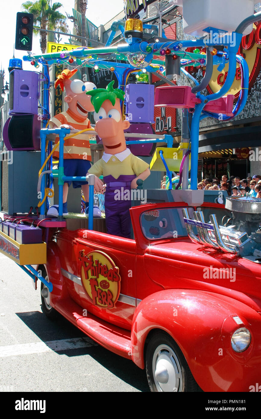 L'atmosfera alla premiere di Disney Channel è ''Phineas e Ferb: attraverso la seconda dimensione". Gli arrivi presso El Capitan theater a Hollywood, CA, 3 agosto 2011. Foto di Joe Martinez / PictureLux Foto Stock
