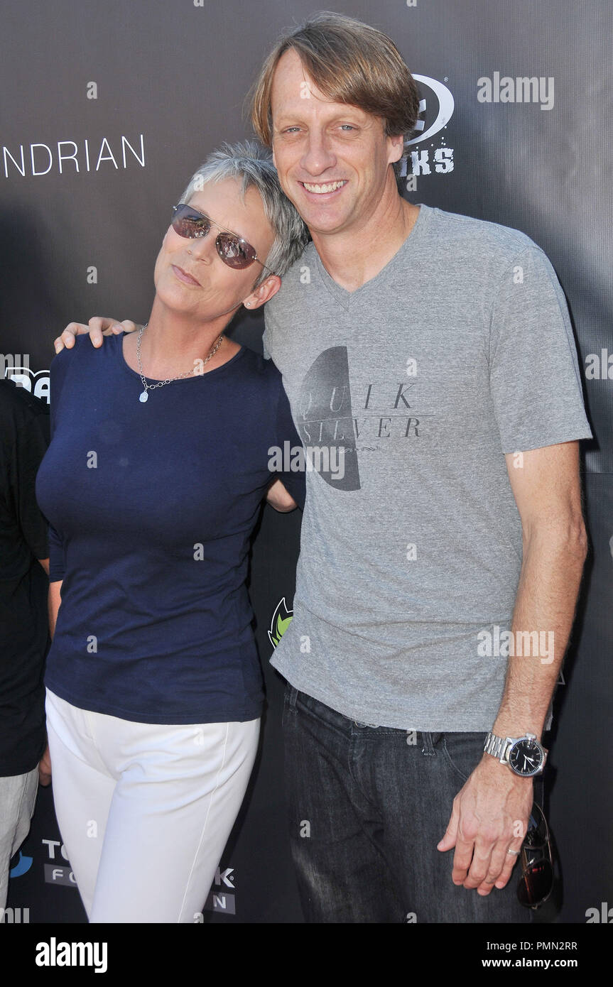 Jamie Lee Curtis & Tony Hawk a Tony Hawk's 8 Stand annuale fino a beneficio Skateparks tenutosi a Ron Burkle's Green Acres Estate in Beverly Hills, CA. La manifestazione si è svolta domenica 2 ottobre, 2011. Foto di PRPP Pacific Rim Photo Press/ PictureLux Foto Stock