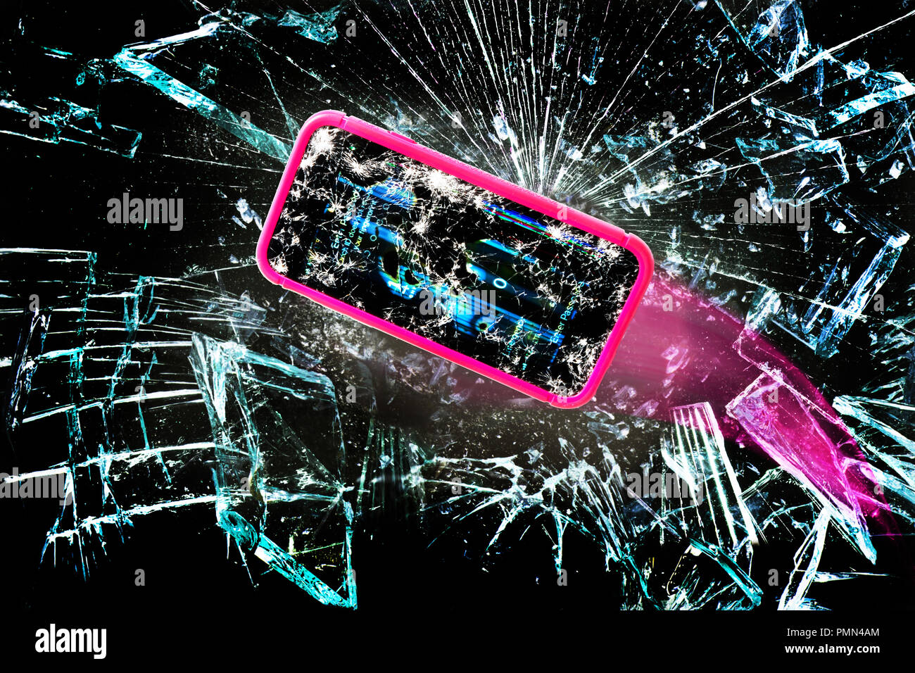 Rotture di telefono cellulare andando attraverso frammenti di vetro. Foto Stock