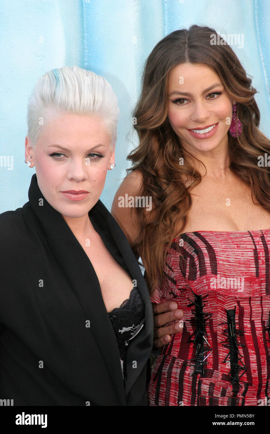 Alecia Moore (rosa) e Sofia Vergara presso la premiere mondiale della Warner Bros Foto "Happy Feet due". Gli arrivi presso il Grauman's Chinese Theatre a Hollywood, CA, 13 novembre 2011. Foto: Richard Chavez / Picturelux Foto Stock