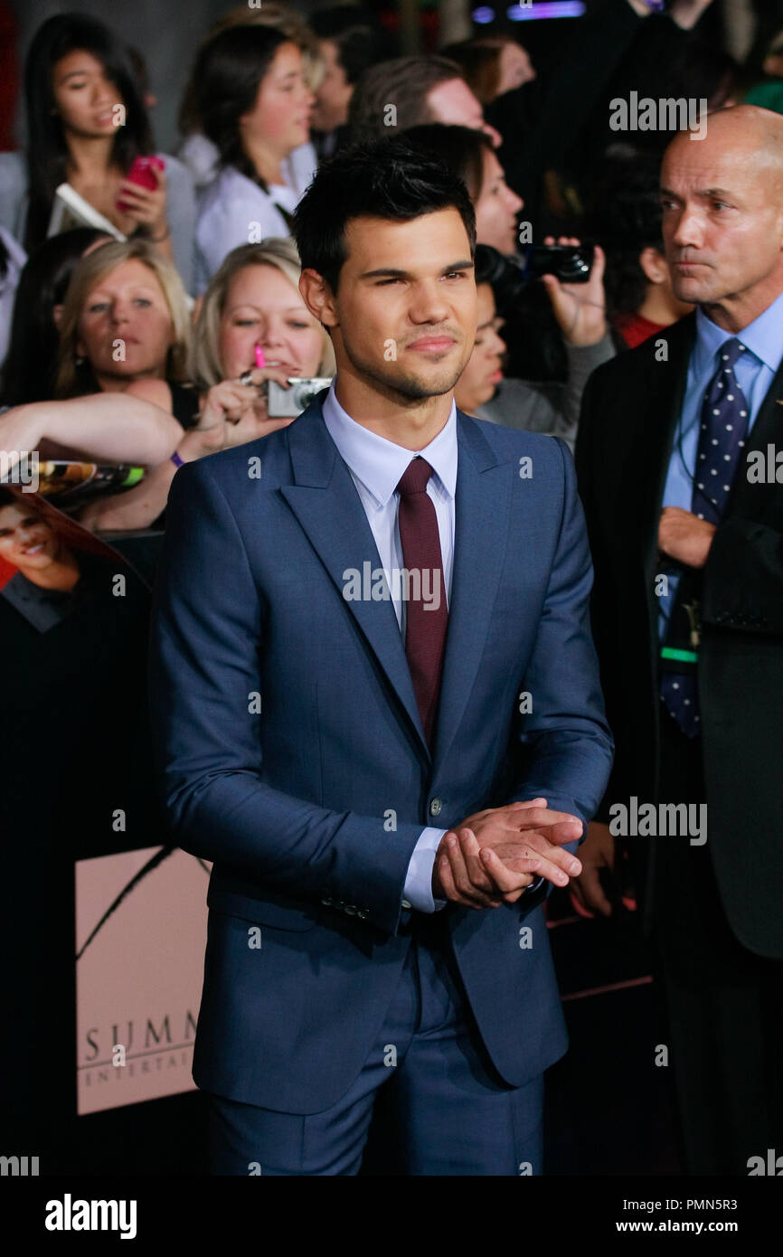 Taylor Lautner alla Premiere mondiale di Summit Entertainment" "Il Twilight Saga: Rottura dell'Alba - Parte 1". Gli arrivi presso Nokia Theater in L.A. Vive a Los Angeles, CA, 14 novembre 2011. Foto di Joe Martinez / PictureLux Foto Stock