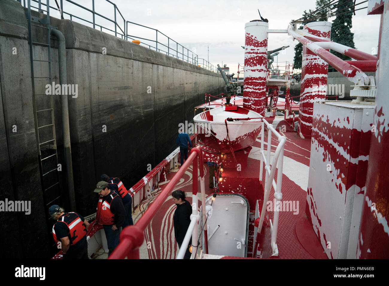 Il pensionato fireboat John J. Harvey andando attraverso il Troy blocco federale e la diga sul fiume Hudson. Il lucchetto aperto nel 1916. Esso solleva barche di 14 piedi. Foto Stock