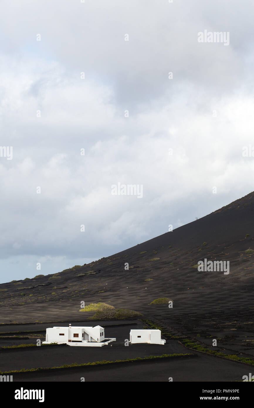 L'unico black moon-come il paesaggio e la regione vinicola di lava vulcanica di Lanzarote nelle isole Canarie Foto Stock