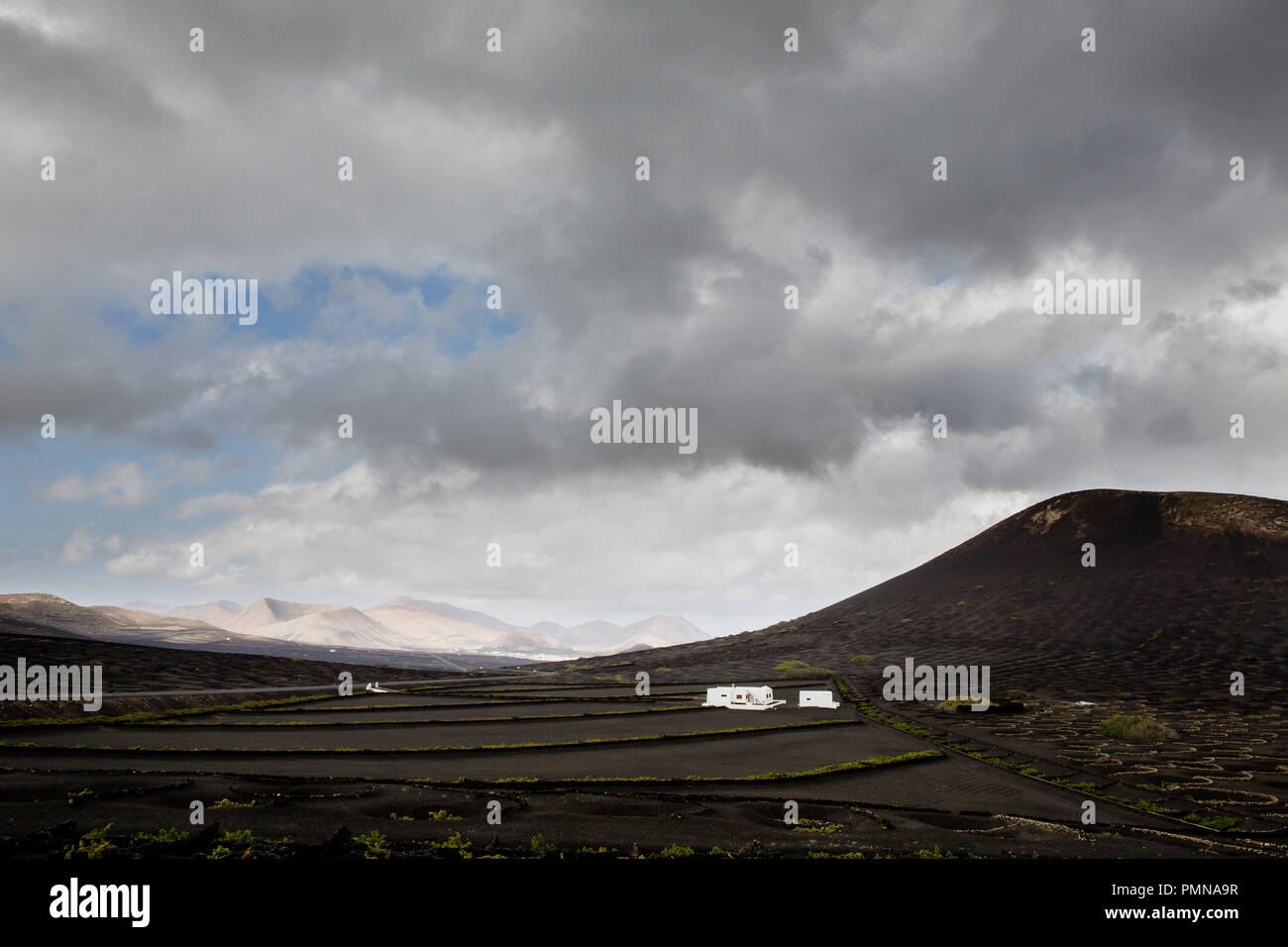 L'unico black moon-come il paesaggio e la regione vinicola di lava vulcanica di Lanzarote nelle isole Canarie Foto Stock