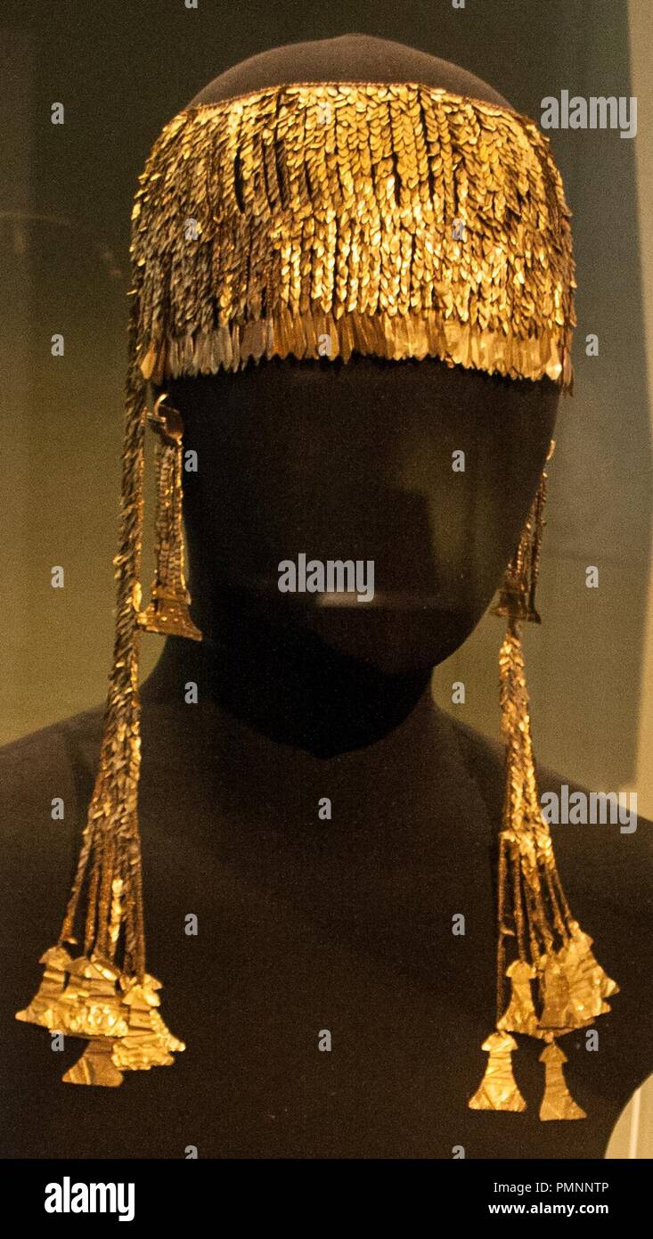 Sofisticata donna rispettabile in festa abito moderno e diadema Foto stock  - Alamy