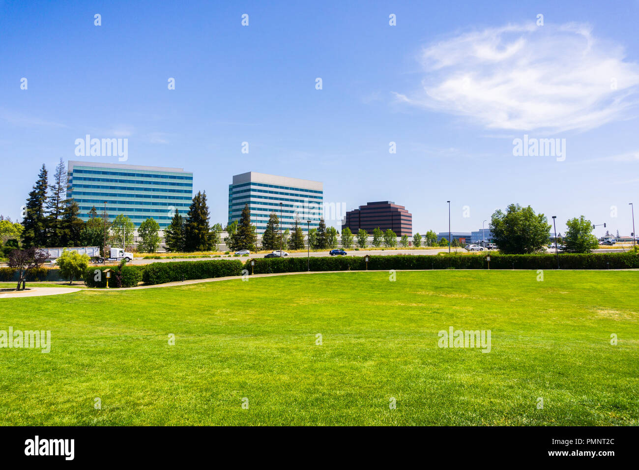 Parco urbano in Silicon Valley; skyline della città in background; Santa Clara, South San Francisco Bay Area, California Foto Stock
