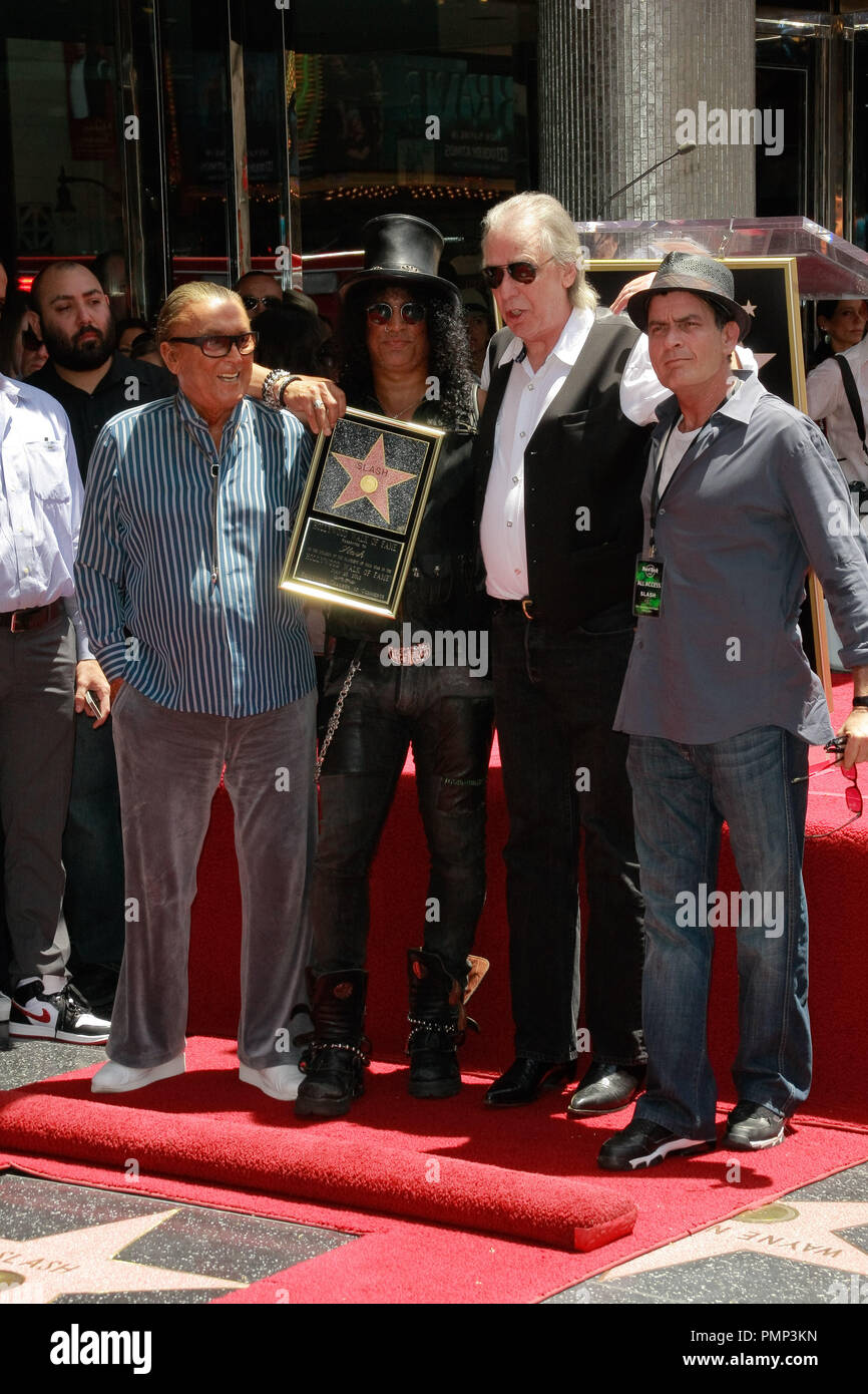 Robert Evans, barra, Jim Ladd e Charlie Sheen all'Hollywood Camera di Commercio cerimonia in onore di Slash con una stella sulla Hollywood Walk of Fame in Hollywood, CA, 10 luglio 2012. Foto di Joe Martinez / PictureLux Foto Stock