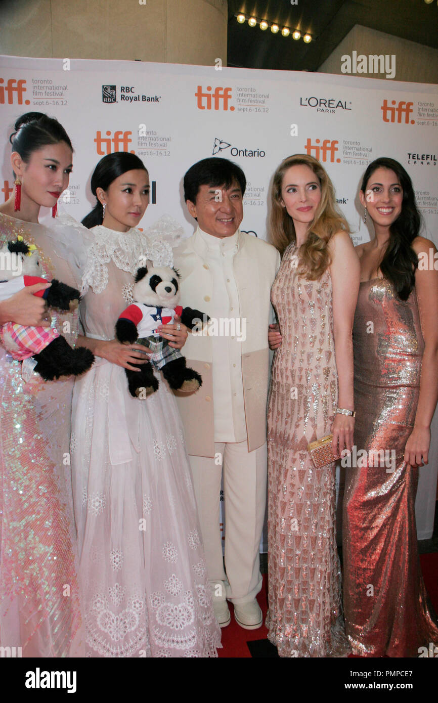 Zhang Lanxin, Yao Xington, Jackie Chan, Laura Weissbecker, Caitlin Dechelle 09/09/2012 "In Conversazione con Jackie Chan' premiere, moquette rossa svoltasi presso il Princess of Wales Theatre di Toronto, Canada Foto di Izumi Hasegawa / Hollywoodnewswire.net / PictureLux Foto Stock