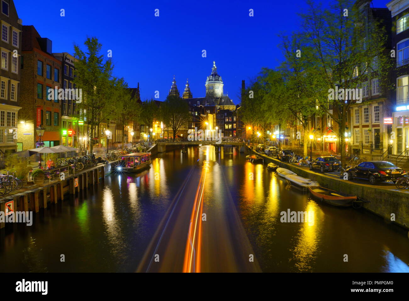 Una vista dal korte niezel rivolta verso la chiesa di San Nicola a Amsterdam Foto Stock