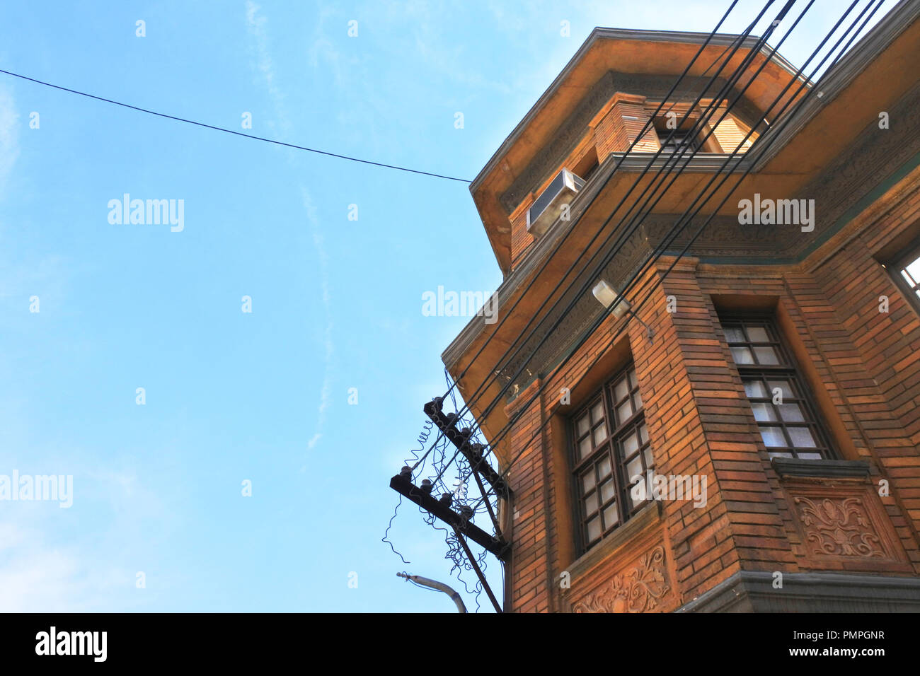 Costruzione,vecchio edificio,SKY,linee elettriche Foto Stock