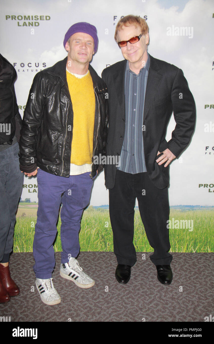 Danny Elfman, Flea (Red Hot Chili Peppers) 12/06/2012 " Terra promessa " Premiere detenute a Director's Guild of America in West Hollywood, CA Foto di Mayuka Ishikawa / HNW / PictureLux Foto Stock