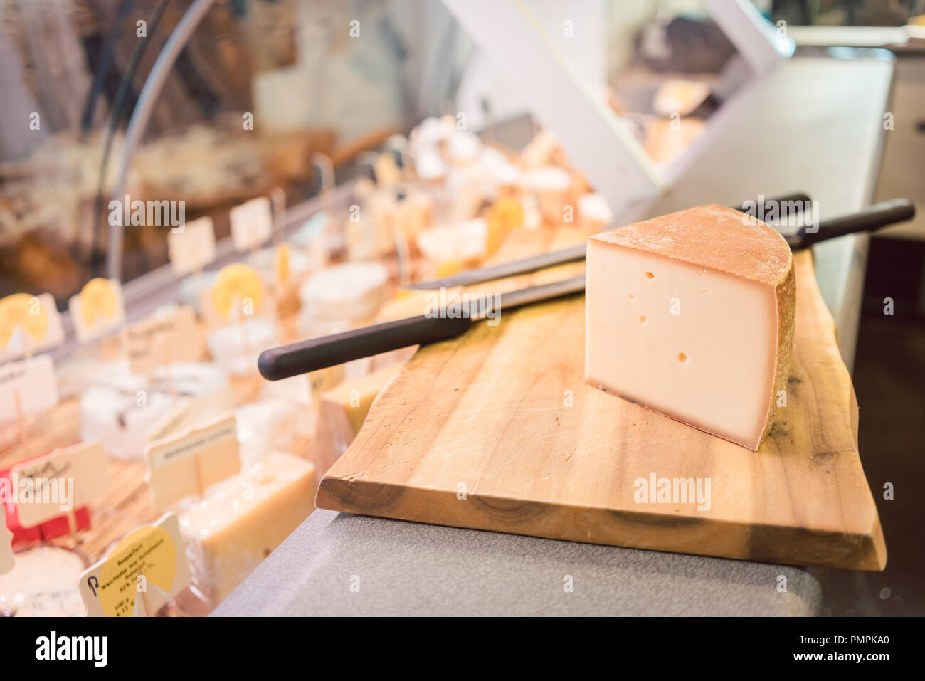 Il formaggio su una scheda al contatore nel negozio di gastronomia Foto Stock