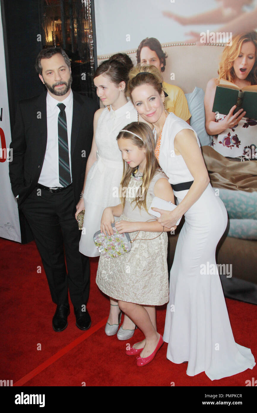 Judd Apatow, Maude Apatow, Iris Apatow, Leslie Mann 12/12/2012 'Questo è 40' Premiere detenute a Grauman's Chinese Theatre a Hollywood, CA Foto di Izumi Hasegawa / HNW / PictureLux Foto Stock