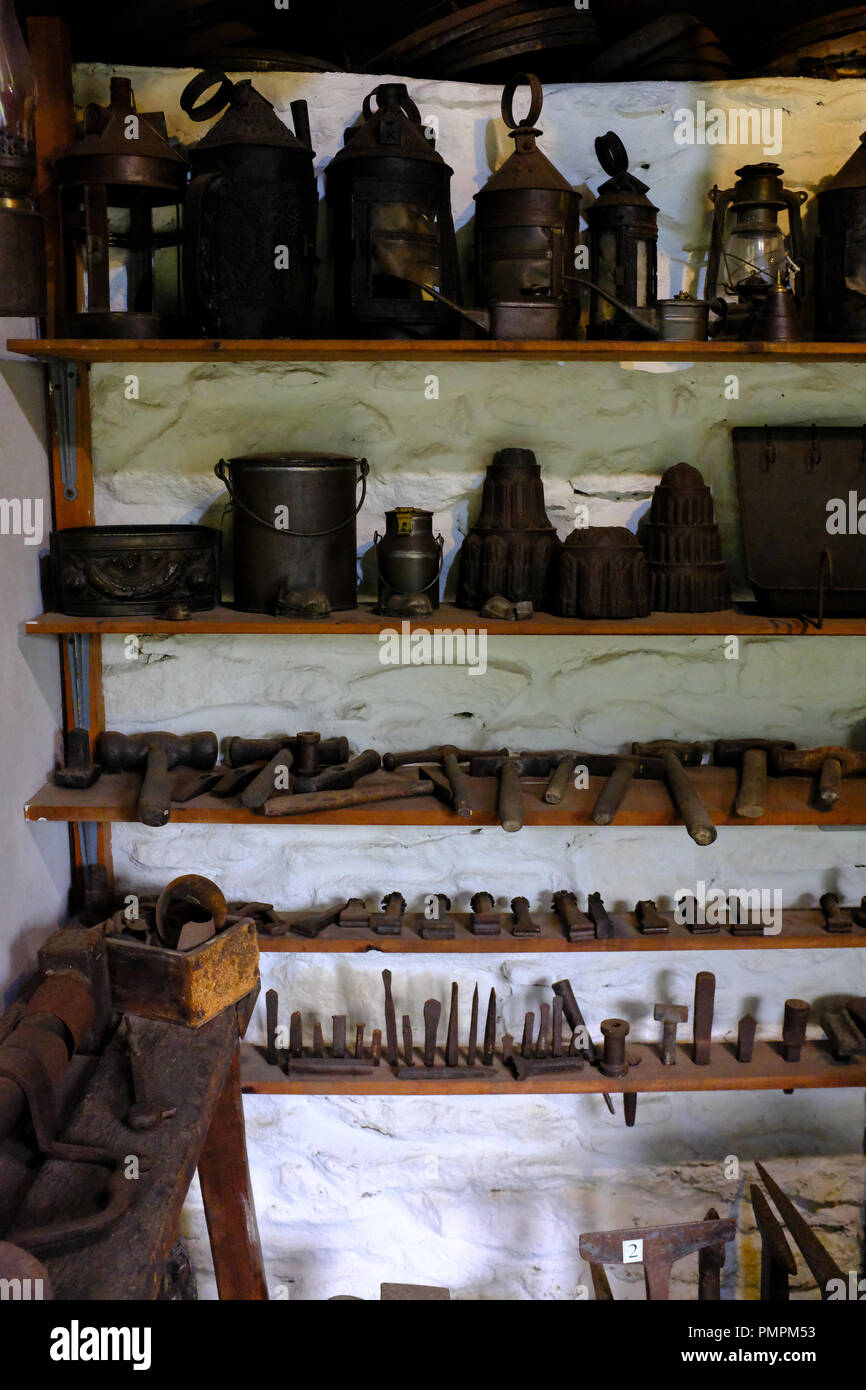 Tin smiths work shop a Ryedale Folk Museum, Hutton Le Hole, Yorkshire Regno Unito Foto Stock