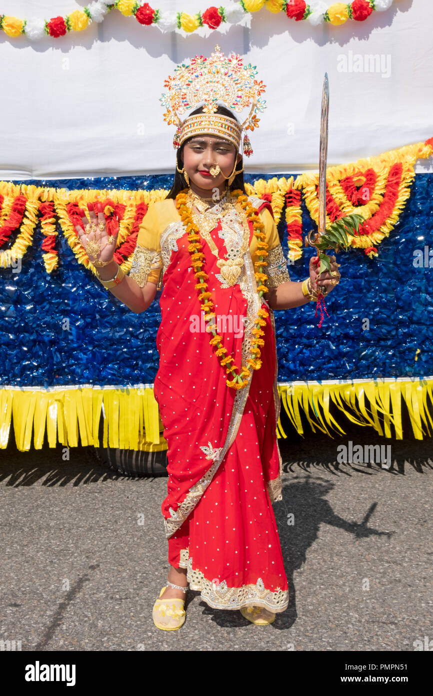 Una giovane ragazza vestita come la dea Indù Kali al 2018 Madrassi sfilata in Richmond Hill, Queens, a New York. Foto Stock