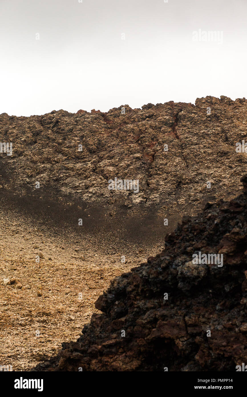 Strati di roccia del flusso di lava da una eruzione vulcanica a Lanzarote Foto Stock