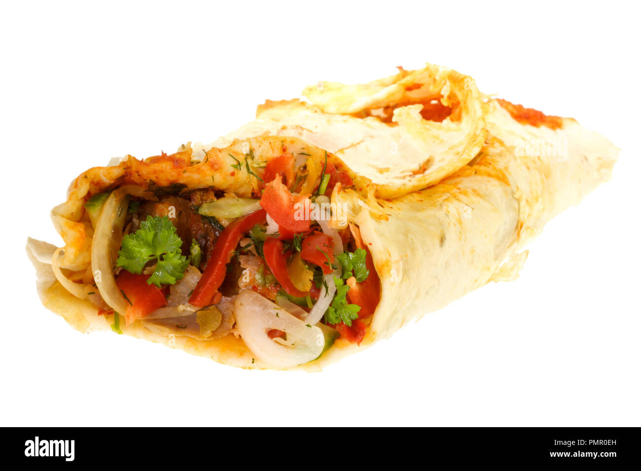 Tradizionale arabo shawarma con spezie e verdure isolato su bianco Foto Stock