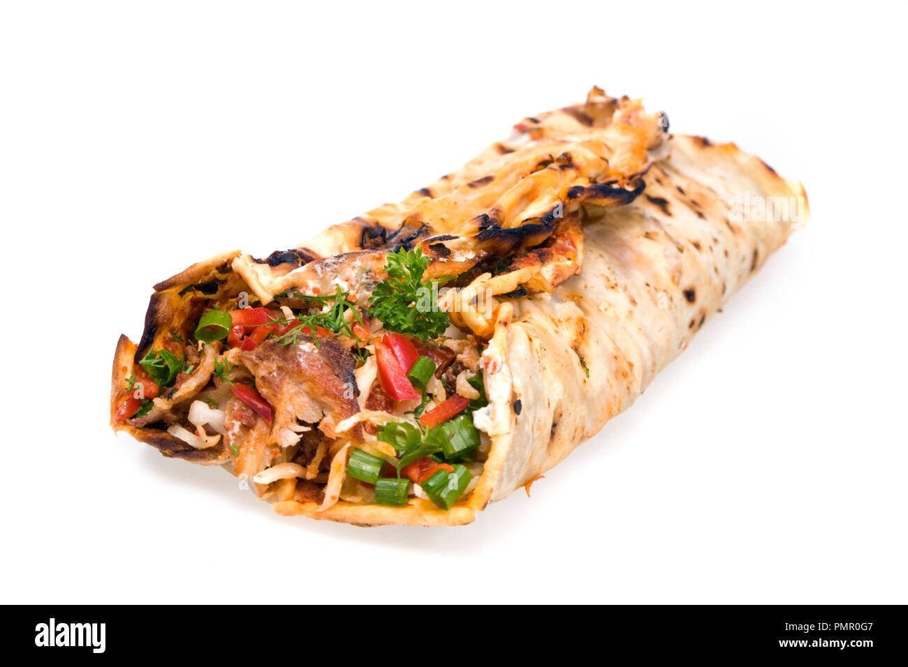 Tradizionale arabo shawarma con spezie e verdure isolato su bianco Foto Stock