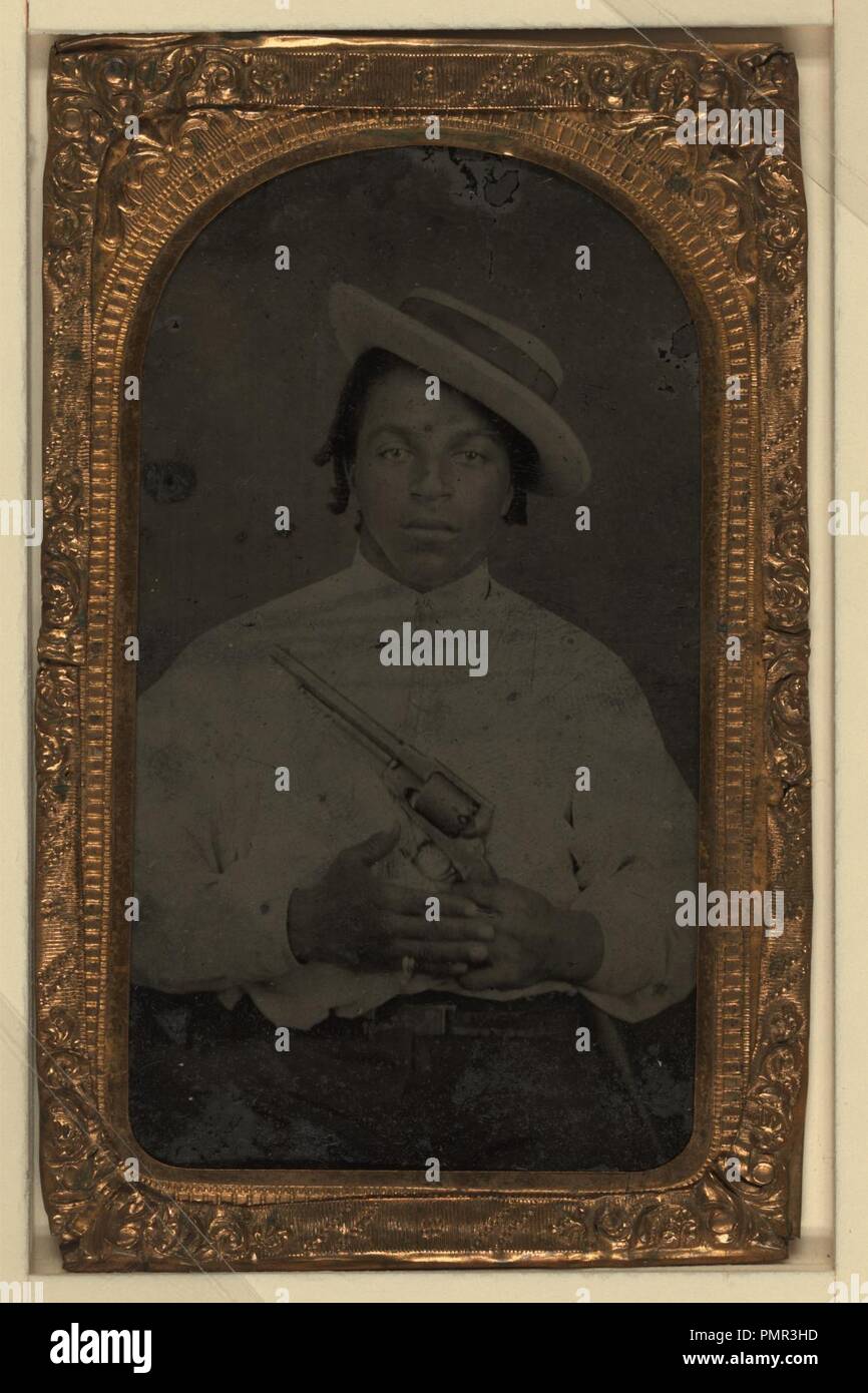 Uomo nero, civili, tenendo colt army revolver, anello su pinky finger, dred si blocca Foto Stock