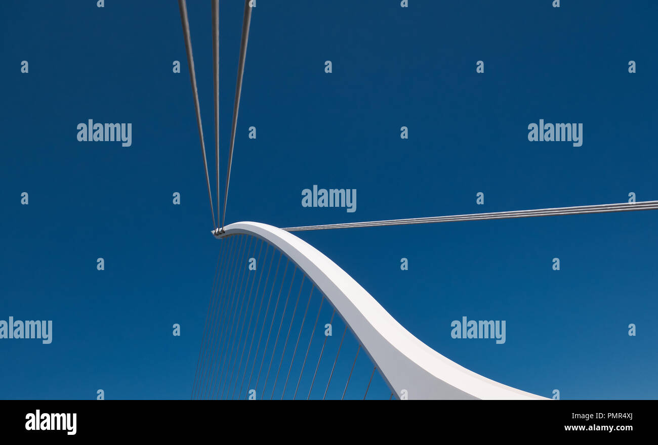 Ponte Bianco pilastro stirata con funi di acciaio e cielo blu in background Foto Stock