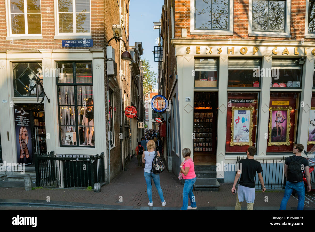 Amsterdam, Lug 21: Pomeriggio Vista di Oudezijds Achterburgwal il Lug 21, 2017 a Amsterdam, Paesi Bassi Foto Stock