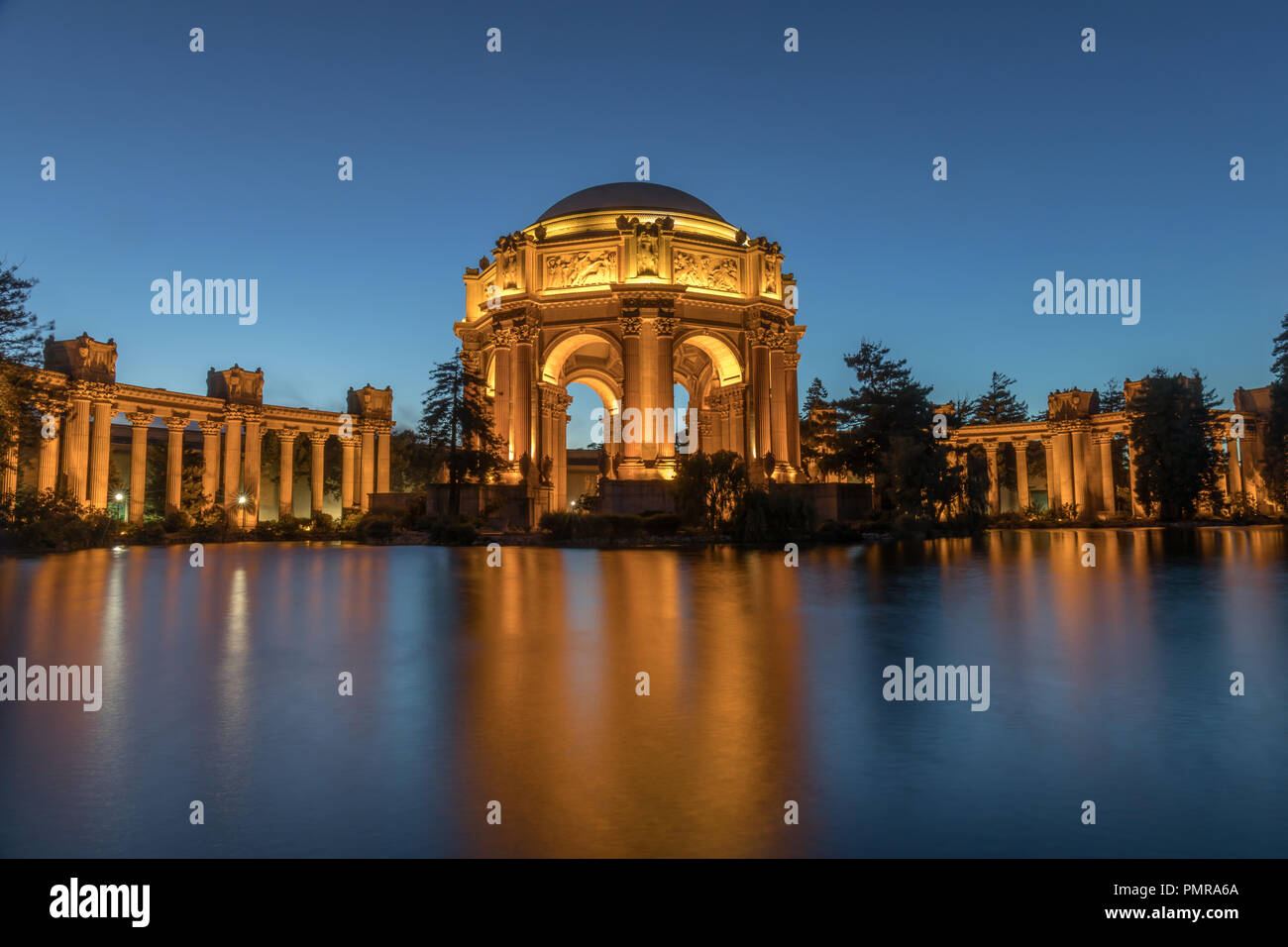 Il Palazzo di sera con la riflessione da parte di stagno. Foto Stock