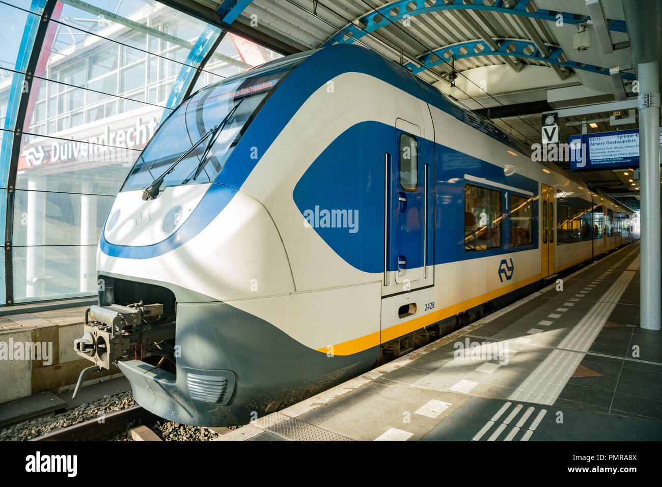 Amsterdam, Lug 21: treno in arrivo sulla piattaforma della stazione di Duivendrecht il Lug 21, 2017 a Amsterdam, Paesi Bassi Foto Stock