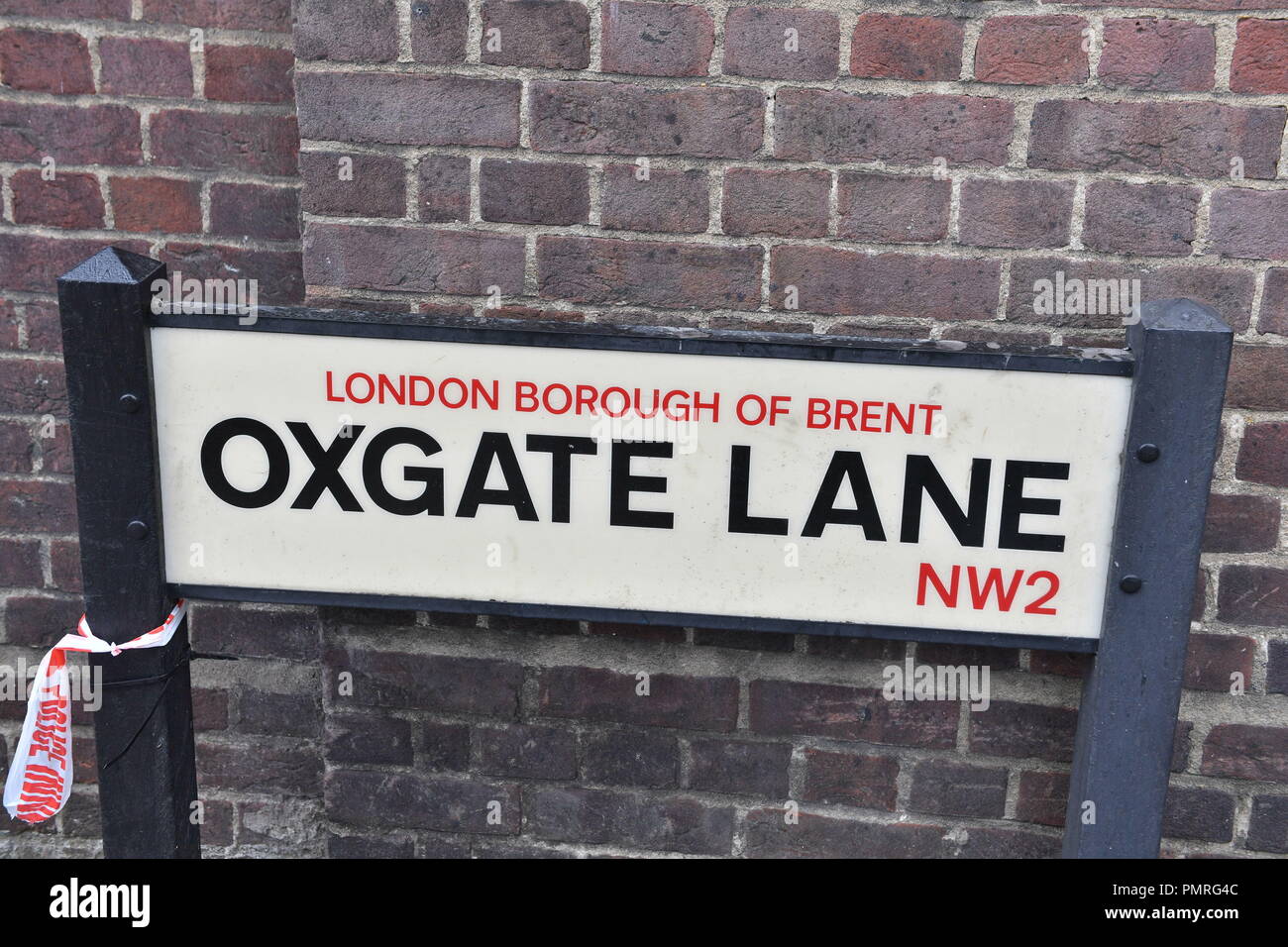 Oxgate Lane, Cricklewood dove due persone sono rimaste ferite dopo una vettura ha colpito i pedoni lasciando l annuale Al Hussaini Majlis al Hussaini Associazione appena dopo la mezzanotte. Foto Stock