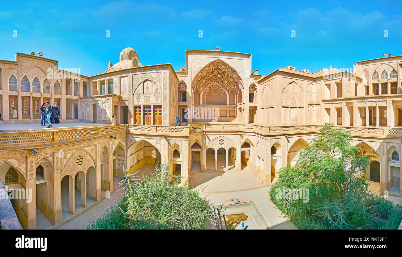 KASHAN, IRAN - 22 ottobre 2017: Il grande cortile di Abbasi House - il palazzo storico del mercante di vetro, con impressionanti esterni e gar Foto Stock