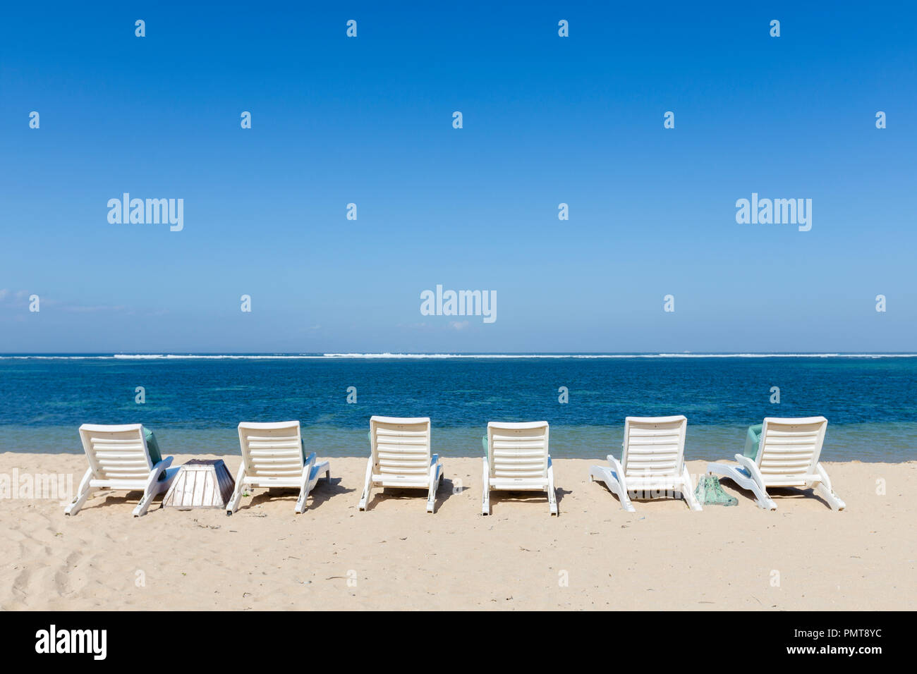 Sedie a sdraio sulla spiaggia Sanur, Bali, Indonesia Foto Stock