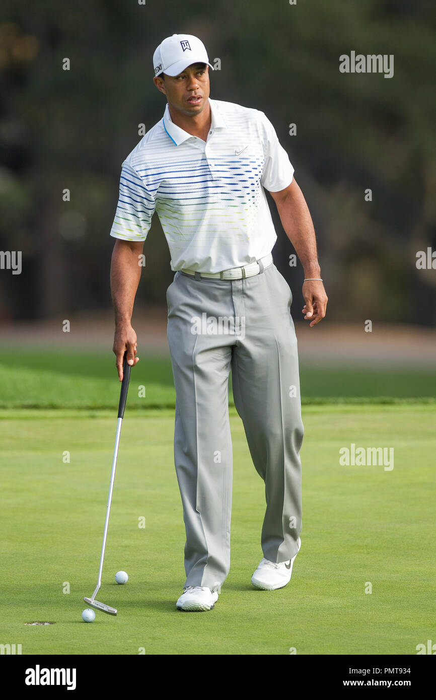 Tiger Woods riceve in un po' di tempo sulla gamma di guida e un paio di fori in preparazione a questo fine settimana 2012 World Challenge a Sherwood Country Club a Novembre 27, 2012 in Thousand Oaks, California (foto di Giovanni Salangsang / PRPP / PictureLux) Foto Stock