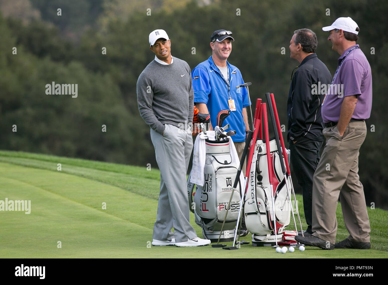 Tiger Woods riceve in un po' di tempo sulla gamma di guida e un paio di fori in preparazione a questo fine settimana 2012 World Challenge a Sherwood Country Club a Novembre 27, 2012 in Thousand Oaks, California (foto di Giovanni Salangsang / PRPP / PictureLux) Foto Stock