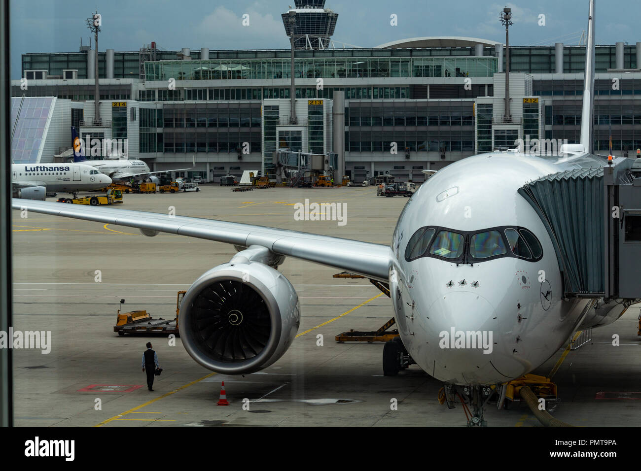 Monaco di Baviera, Germania - 30 agosto 2018: A Lufthansa Airbus A350 parcheggiato a un dito al Terminal 2 dell aeroporto Franz Josef Strauss di Monaco di Baviera Foto Stock