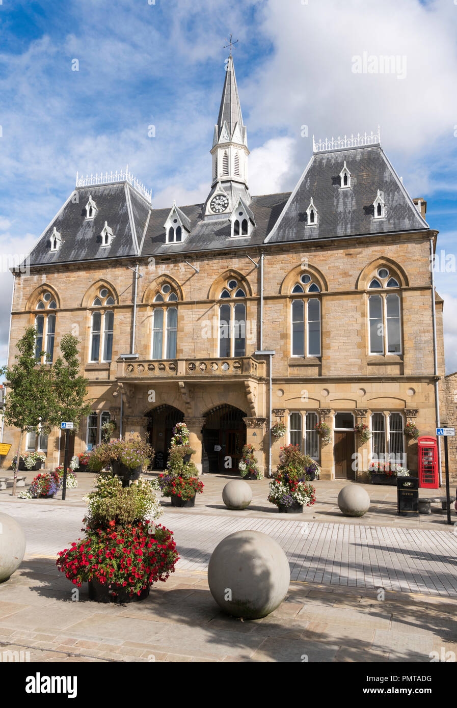 La decorazione floreale al di fuori di Bishop Auckland Town Hall, Co. Durham, England, Regno Unito Foto Stock