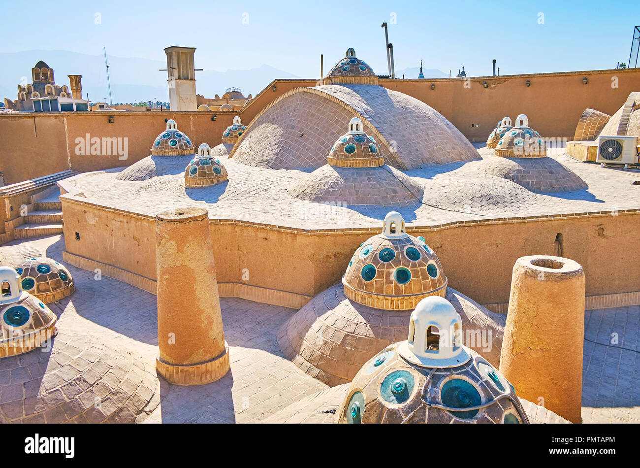 Il tetto di Qasemi (Sultan Amir Ahmad) Bathhouse popolare è il turista oggetto, il suo aprire la vista sulla città e vanta numerose belle grandi e piccole Foto Stock