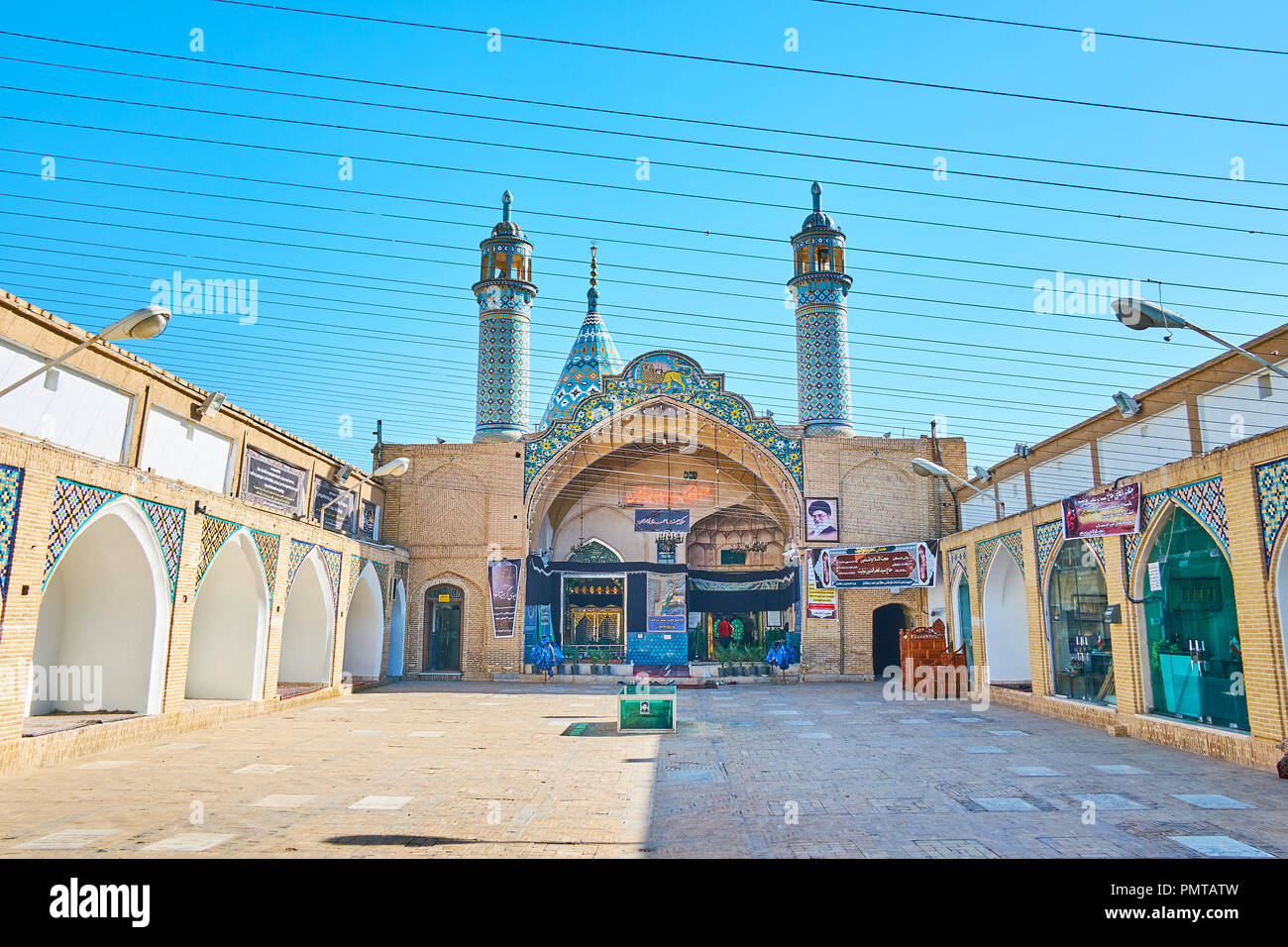 KASHAN, IRAN - 22 ottobre 2017: il cortile di Shahzadeh-ye Ibrahim santo santuario con simbolo di Qajar (Lion e Sun) al di sopra del portale e due mattonelle min Foto Stock
