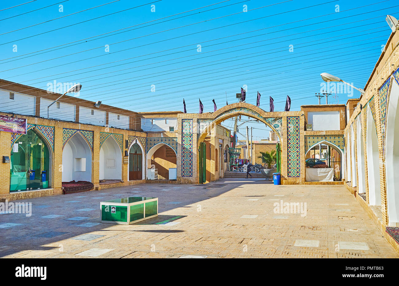 KASHAN, IRAN - 22 ottobre 2017: il cortile di Shahzadeh-ye Ibrahim Mausoleo con nicchie arcuate e gate, decorata con raffinati tilework, nel mese di ottobre Foto Stock