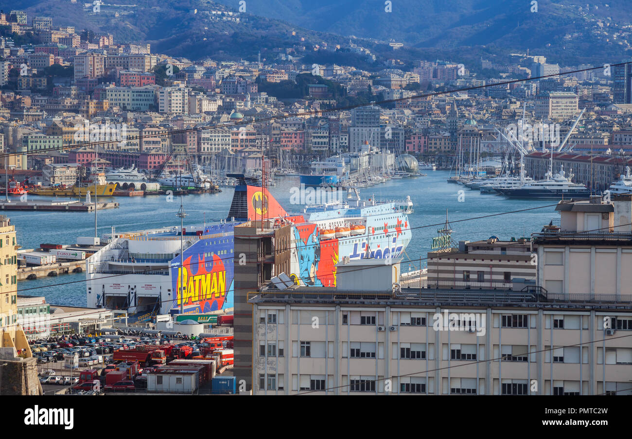 Genova, Italia - 18 Gennaio 2018: Genova Porto vista con ormeggiata la nave traghetto. I Nuraghi è uno dei più grandi cruise ferry operante in Europa. Buil Foto Stock