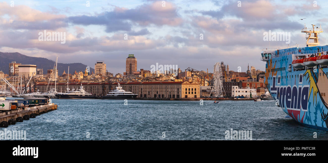 Genova, Italia - 18 Gennaio 2018: Genova Porto panorama con grande nave traghetto. I Nuraghi è uno dei più grandi cruise ferry operante in Europa. Bui Foto Stock