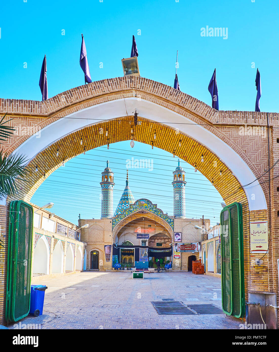 KASHAN, IRAN - 22 ottobre 2017: la vista attraverso il cancello su Shahzadeh-ye Ibrahim santo santuario, decorata con piastrelle cupola e minareti, il 22 ottobre Foto Stock